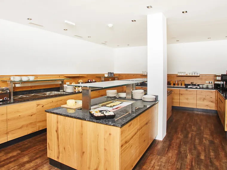 Modernes Frühstücksbuffet mit Holztheken und verschiedenen Speisen