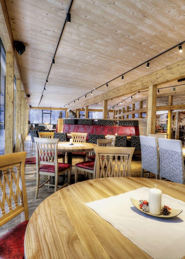Gemütliches Alpendekor-Restaurant mit Holzeinrichtung und Panoramablick auf verschneite Berge