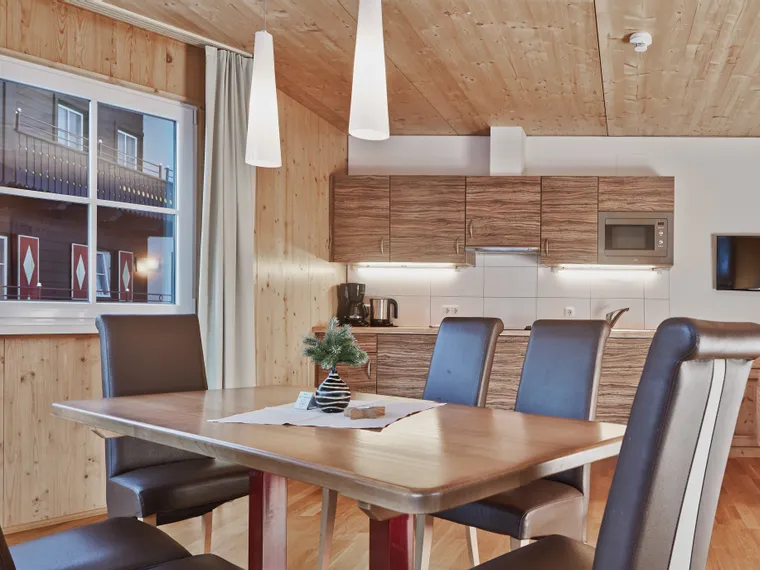 Moderne Ferienwohnung mit Holzeinrichtung, Esstisch und Küche