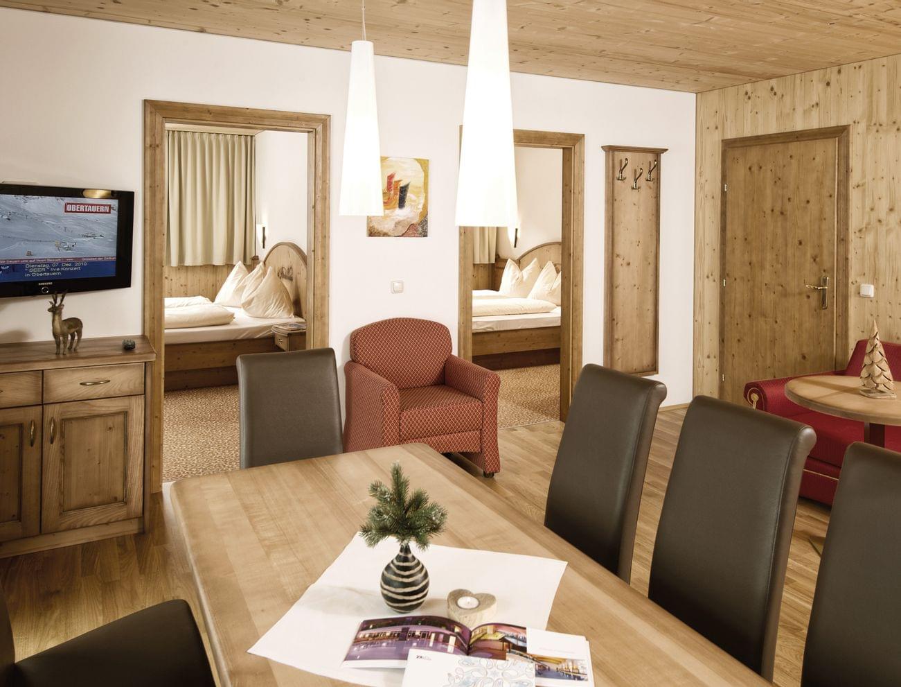 Gemütliche Alpensuite mit Holzmöbeln, Essbereich und zwei Doppelzimmern