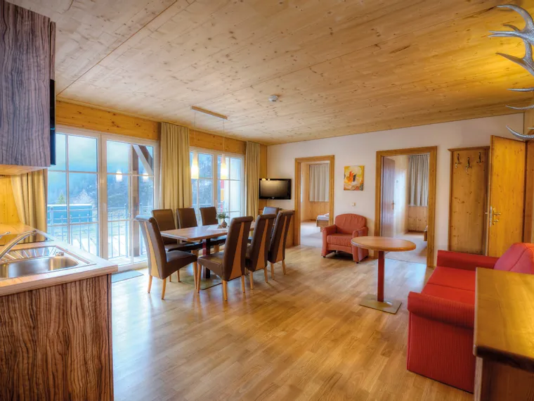Gemütliche Alpen-Ferienwohnung mit Holzeinrichtung, Essbereich und Balkon mit Bergblick