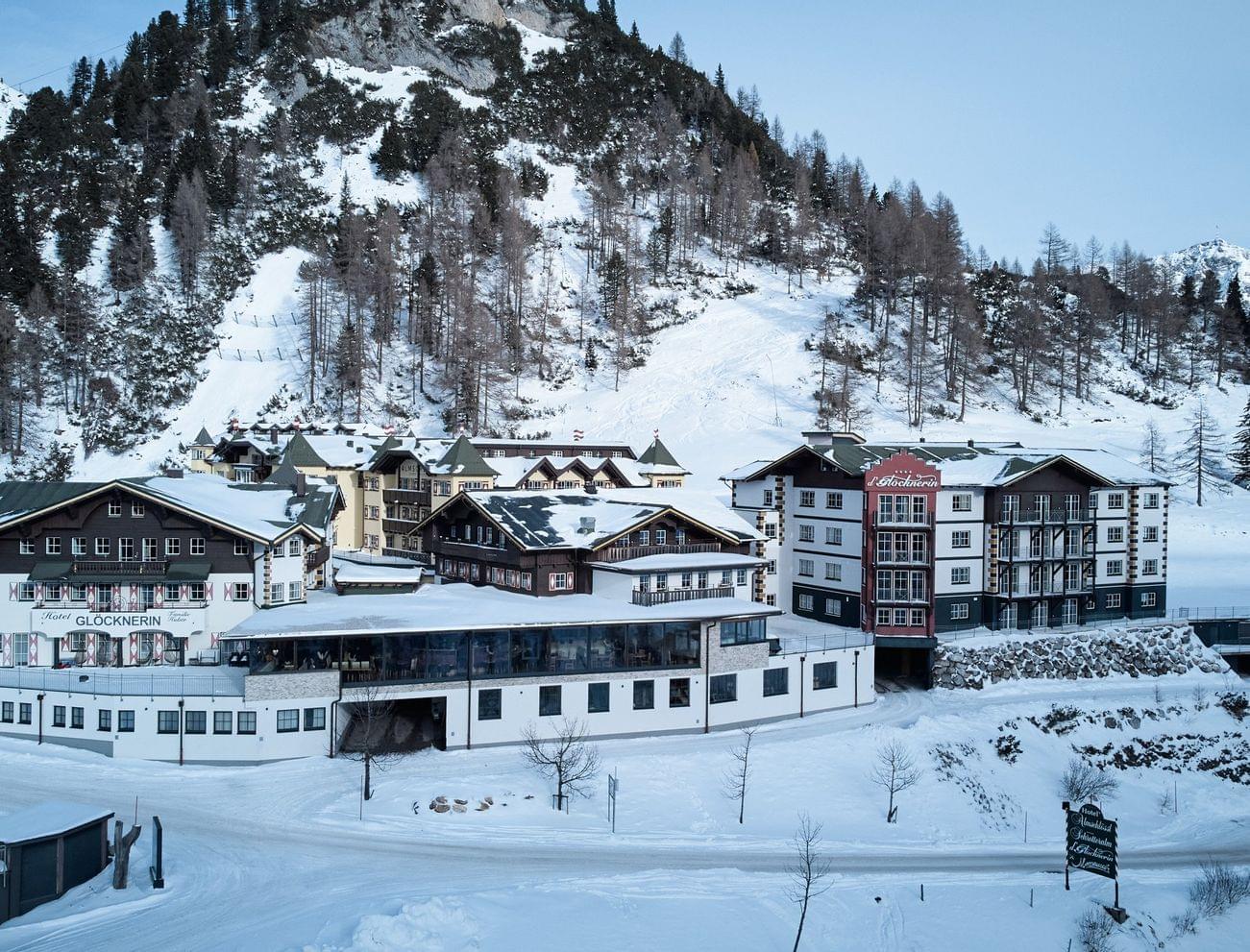 Hotelkomplex in verschneiter Berglandschaft in den österreichischen Alpen