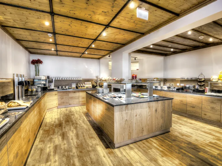 Modernes Frühstücksbuffet mit Holzinterieur und vielfältiger Speisenauswahl