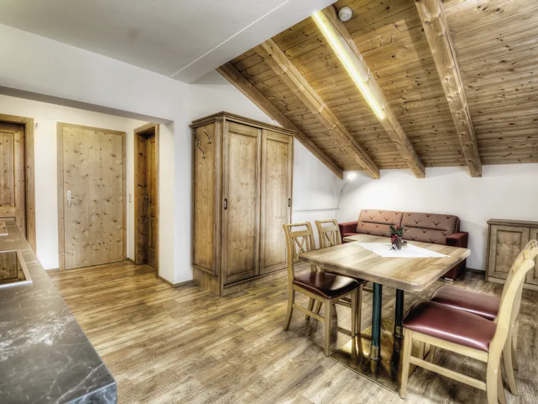 Gemütliches Dachgeschoss-Apartment mit Holzbalkendecke und Essbereich