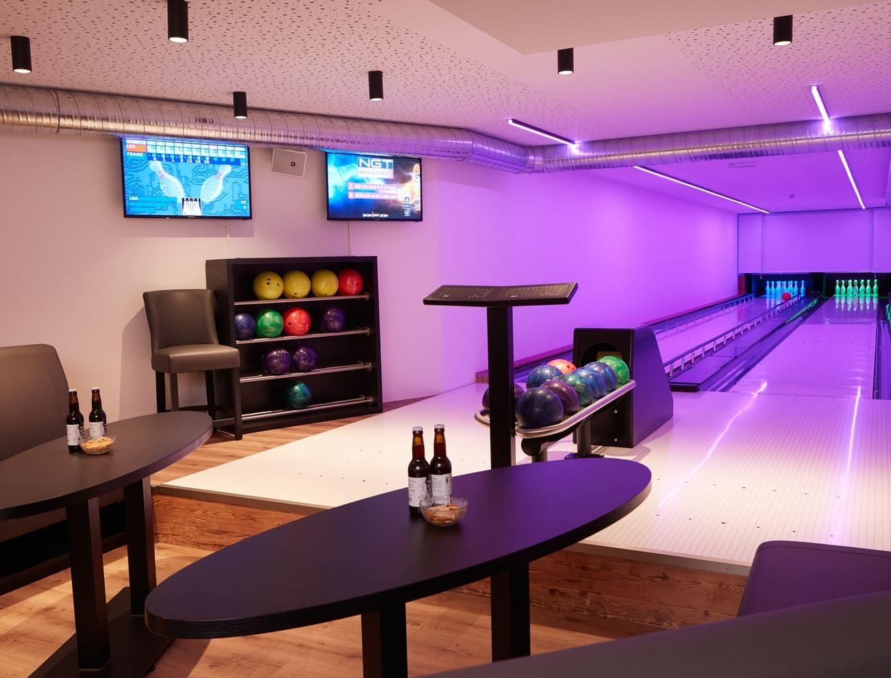 Moderne Bowlingbahn mit Leuchtpins, Sitzbereich und Flachbildschirmen